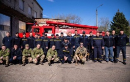 К спасателям Константиновки и Дружковки приехал украинский певец с военным оркестром
