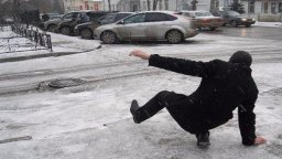Где в Константиновке все же посыпают дворы и тротуары