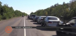 Километровые очереди и бизнес на блокпосту под Артемовском. ВИДЕО