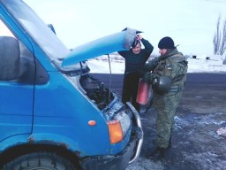 В Константиновке полицейские спасли мужчине машину, которая загорелась на подъезде к блокпосту (ФОТО