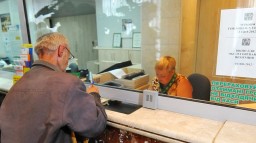 «Ощадбанк» ввел комиссию за оплату коммунальных услуг в кассах