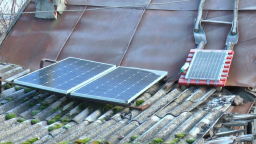 Житель поселка Клебан-Бык установил во дворе ветрогенератор и солнечные батареи: на сколько хватает 