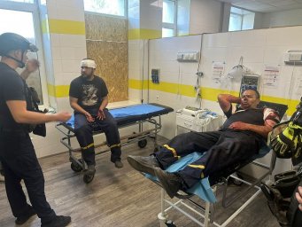 Вражеский дрон попал в пожарный автомобиль в Константиновке: ранены два спасателя