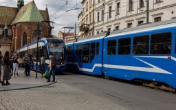 
Украинцы могут бесплатно ездить в транспорте Польши: кого касаются льготы

