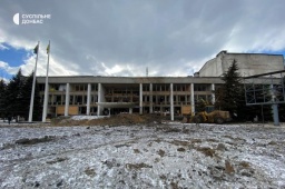 Воронка под ДК в Константиновке после "прилёта"