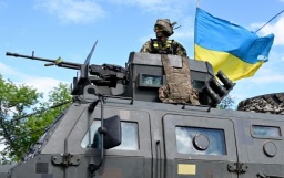 
В Украине продлили военное положение и мобилизацию
